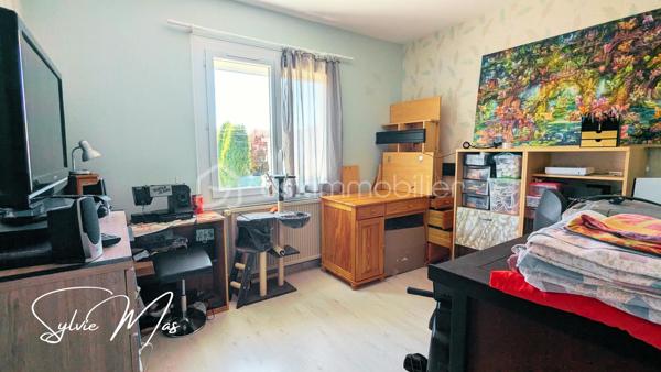 Réf. Violette – À proximité des commerces et des écoles, dans un quartier résidentiel calme, cette maison vous séduira par son confort et les nombreux travaux réalisés ces dernières années.
Implantée sur un terrain entièrement clos de 703 m², cette maison traditionnelle développe 106 m² habitables répartis sur deux niveaux, offrant une organisation idéale pour accueillir une famille.

A l'étage, la belle pièce de vie s'ouvre sur un balcon filant couvert d'environ 10 mètres de long. Avec sa vue dégagée et son exposition agréable, il devient naturellement un prolongement du salon, idéal pour prendre un café, lire ou simplement profiter de l'extérieur sans quitter le confort de la maison. La cuisine indépendante aménagée, les deux chambres de 13,5 et 10,5 m2, la salle d'eau rénovée avec douche à receveur extra-plat et le WC indépendant composent un espace de vie fonctionnel et agréable au quotidien.
Le rez-de-chaussée propose une vaste entrée, deux chambres supplémentaires avec accès direct au jardin par portes-fenêtres, un espace buanderie-chaufferie, une remise ainsi que deux garages. L'une des chambres dispose de son propre lavabo et WC, un véritable atout pour recevoir famille, amis ou envisager un espace indépendant.

Ce qui fait la différence ? Les nombreux travaux réalisés pour améliorer durablement le confort de la maison :
✔ Toiture entièrement refaite en 2022
✔ Isolation des combles et du plafond du garage en sous-sol
✔ Climatisations réversibles Mitsubishi
✔ Chaudière fioul à condensation Viessmann de 2018
✔ Électricité et plomberie rénovées
✔ Salle d'eau modernisée avec douche à receveur extra-plat
✔ Porte d'entrée récente + Menuiseries PVC double vitrage à l'étage
✔ Volets roulants électriques aux fenêtres
✔ Gouttières aluminium
✔ Raccordement au tout-à-l'égout

À l'extérieur, le jardin clos offre un espace sécurisé pour les enfants, les animaux de compagnie ou simplement pour profiter des beaux jours en toute tranquillité.
*Violette* est une maison rassurante, entretenue avec attention, où les gros travaux ont déjà été réalisés. Une opportunité idéale pour une famille à la recherche d'un cadre de vie pratique, confortable et serein, à proximité immédiate des commodités.
Et si *Violette* était votre nouvelle maison ?
