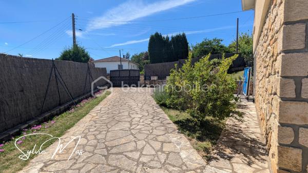 Réf. Violette – À proximité des commerces et des écoles, dans un quartier résidentiel calme, cette maison vous séduira par son confort et les nombreux travaux réalisés ces dernières années.
Implantée sur un terrain entièrement clos de 703 m², cette maison traditionnelle développe 106 m² habitables répartis sur deux niveaux, offrant une organisation idéale pour accueillir une famille.

A l'étage, la belle pièce de vie s'ouvre sur un balcon filant couvert d'environ 10 mètres de long. Avec sa vue dégagée et son exposition agréable, il devient naturellement un prolongement du salon, idéal pour prendre un café, lire ou simplement profiter de l'extérieur sans quitter le confort de la maison. La cuisine indépendante aménagée, les deux chambres de 13,5 et 10,5 m2, la salle d'eau rénovée avec douche à receveur extra-plat et le WC indépendant composent un espace de vie fonctionnel et agréable au quotidien.
Le rez-de-chaussée propose une vaste entrée, deux chambres supplémentaires avec accès direct au jardin par portes-fenêtres, un espace buanderie-chaufferie, une remise ainsi que deux garages. L'une des chambres dispose de son propre lavabo et WC, un véritable atout pour recevoir famille, amis ou envisager un espace indépendant.

Ce qui fait la différence ? Les nombreux travaux réalisés pour améliorer durablement le confort de la maison :
✔ Toiture entièrement refaite en 2022
✔ Isolation des combles et du plafond du garage en sous-sol
✔ Climatisations réversibles Mitsubishi
✔ Chaudière fioul à condensation Viessmann de 2018
✔ Électricité et plomberie rénovées
✔ Salle d'eau modernisée avec douche à receveur extra-plat
✔ Porte d'entrée récente + Menuiseries PVC double vitrage à l'étage
✔ Volets roulants électriques aux fenêtres
✔ Gouttières aluminium
✔ Raccordement au tout-à-l'égout

À l'extérieur, le jardin clos offre un espace sécurisé pour les enfants, les animaux de compagnie ou simplement pour profiter des beaux jours en toute tranquillité.
*Violette* est une maison rassurante, entretenue avec attention, où les gros travaux ont déjà été réalisés. Une opportunité idéale pour une famille à la recherche d'un cadre de vie pratique, confortable et serein, à proximité immédiate des commodités.
Et si *Violette* était votre nouvelle maison ?