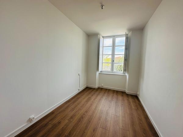 APPARTEMENT T3 BIS ENTIEREMENT RENOVE A BRAM