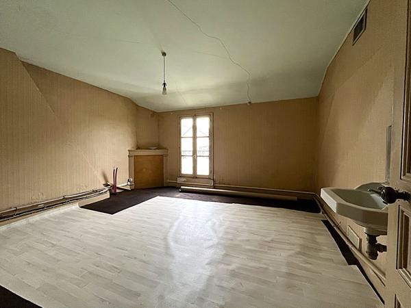 RESTAURANT AVEC POTENTIEL DE MAISON DE VILLE de 220 m²