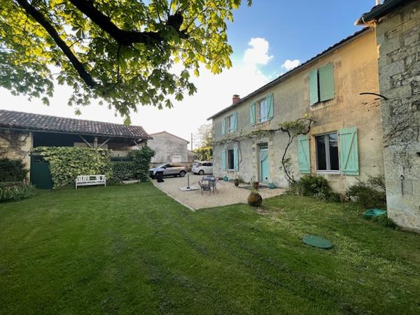 À vendre – Maison en pierre avec grange, jardin et garage-Chaunay 86
