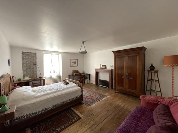 À vendre – Maison en pierre avec grange, jardin et garage-Chaunay 86