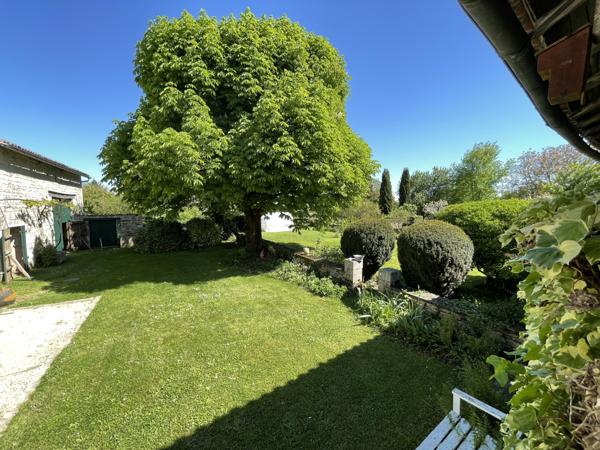 À vendre – Maison en pierre avec grange, jardin et garage-Chaunay 86