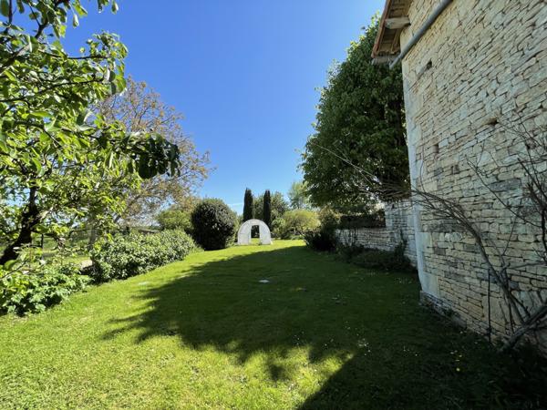 À vendre – Maison en pierre avec grange, jardin et garage-Chaunay 86