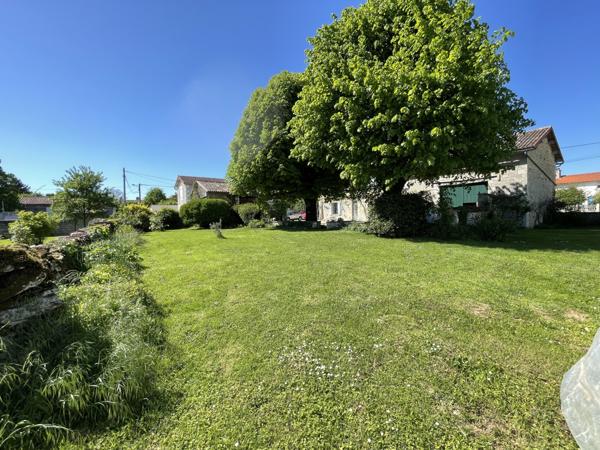 À vendre – Maison en pierre avec grange, jardin et garage-Chaunay 86