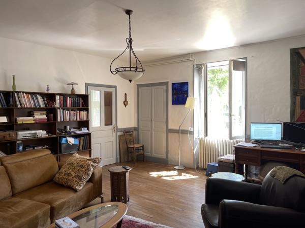 À vendre – Maison en pierre avec grange, jardin et garage-Chaunay 86