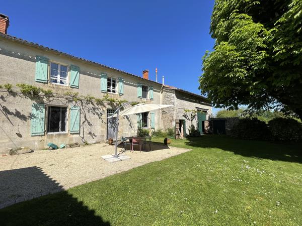 À vendre – Maison en pierre avec grange, jardin et garage-Chaunay 86