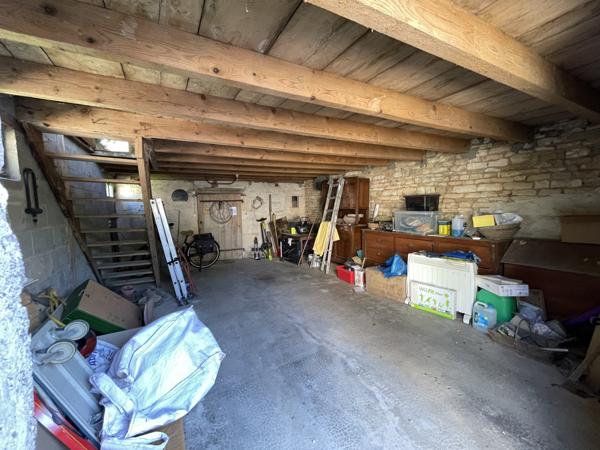 À vendre – Maison en pierre avec grange, jardin et garage-Chaunay 86