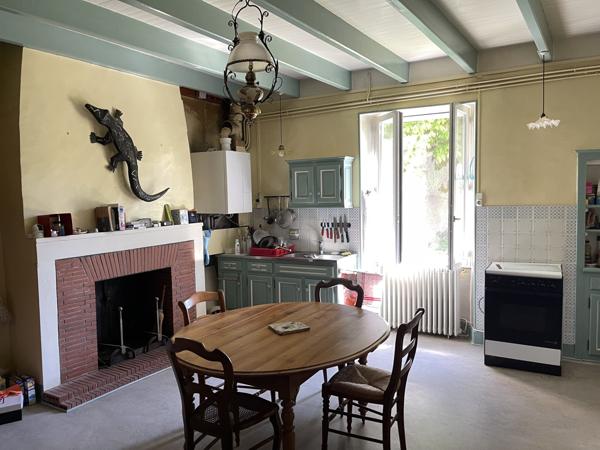 À vendre – Maison en pierre avec grange, jardin et garage-Chaunay 86