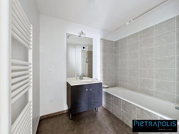 T3 de 70 m² - VAULX-EN-VELIN LA SOIE - BALCON - GARAGE