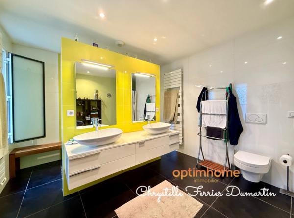 Maison de 206 m2 - 4 chambres - 1 studio indépendant - Piscine - CARBON BLANC