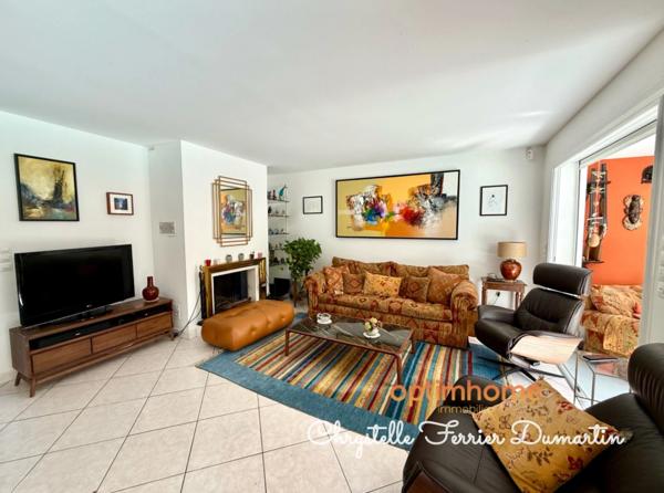 Maison de 206 m2 - 4 chambres - 1 studio indépendant - Piscine - CARBON BLANC