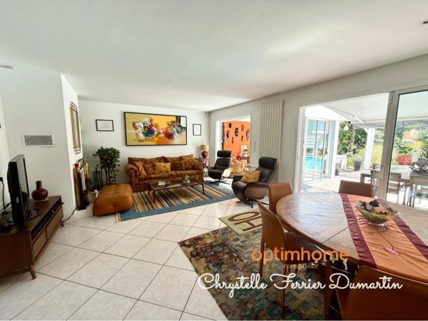 Maison de 206 m2 - 4 chambres - 1 studio indépendant - Piscine - CARBON BLANC