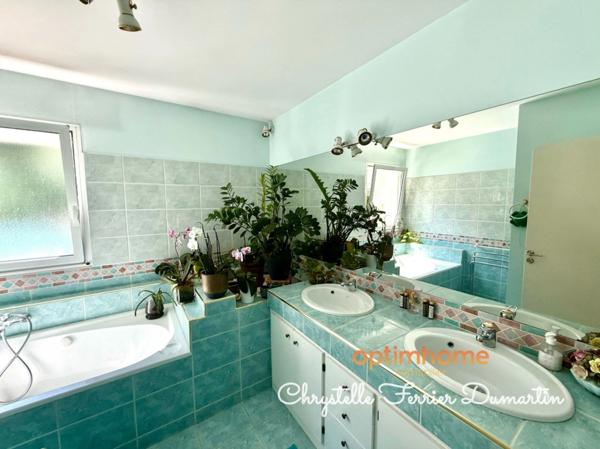 Maison de 206 m2 - 4 chambres - 1 studio indépendant - Piscine - CARBON BLANC