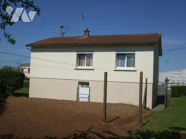 POUZAUGES, MAISON D'HABITATION SUR SOUS-SOL.