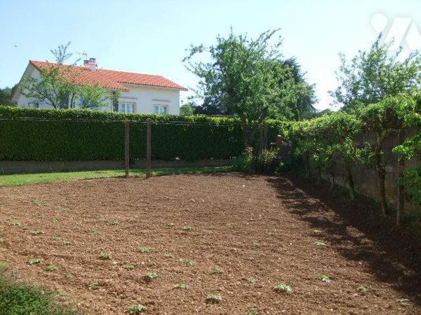 POUZAUGES, MAISON D'HABITATION SUR SOUS-SOL.
