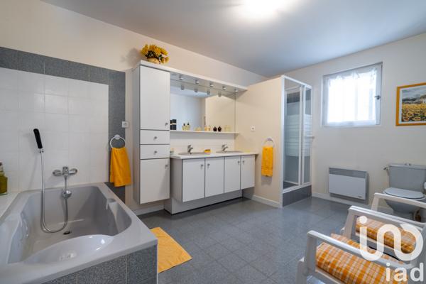 Maison à vendre 10 pièces 289 m² Saint-Saturnin-lès-Avignon