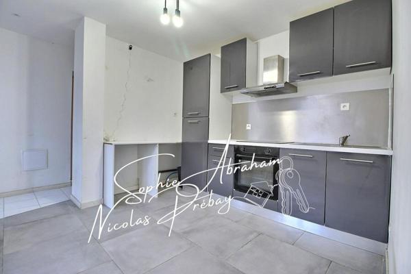 Maison avec jardin. Centre ville, proche des commerces, écoles et gare SNCF