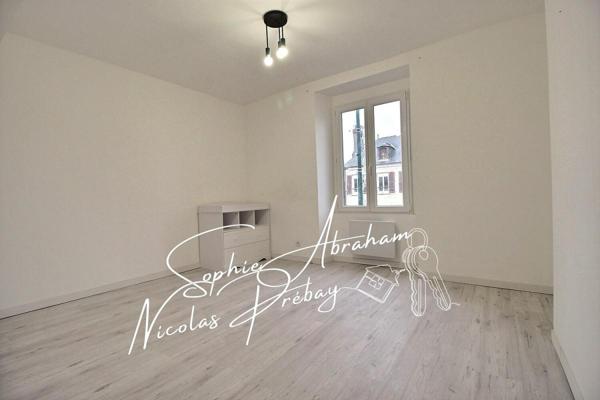 Maison avec jardin. Centre ville, proche des commerces, écoles et gare SNCF