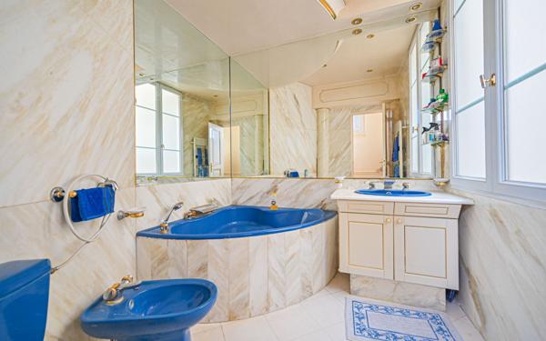 Appartement à vendre    4 pièces • 143,62 m2 Paris 10