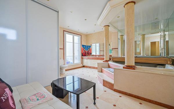 Appartement à vendre    4 pièces • 143,62 m2 Paris 10