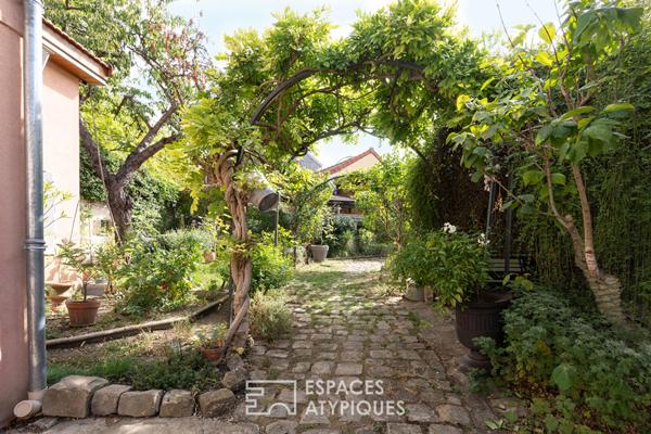 Maison type atelier avec jardin paysagé