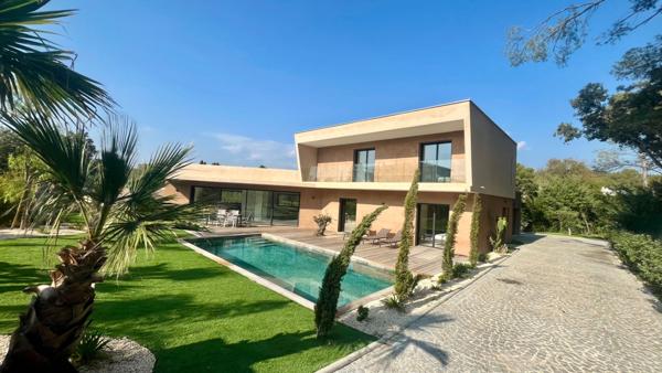 Villa Saint Raphael 7 pièce(s) 288 m2