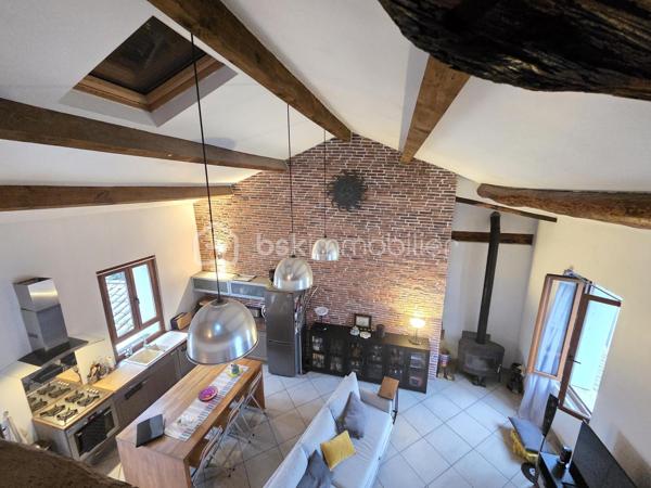 Ce duplex de caractère offre le confort d'une maison avec la praticité d'un grand et chaleureux appartement.
Une belle alchimie entre le charme de l'ancien et le confort d'aujourd'hui.Situé au dans un quartier très recherché, entre nature et centre ville.
Les travaux ont été réalisés en 2010, grâce à la collaboration de professionnels (architecte, artisans).
Situé au 3ème et 4ème étage, aucun voisin au-dessus.
Entièrement réagencé, reconstruit, rénové, isolé et décoré, daes sols à la toiture, travaux et matériaux de qualité, isolation +++
Il se compose d'un palier, d'une entrée, d'un grand espace à vivre lumineux donnant sur le balcon plein Sud et vue dégagée, cuisine équipée ouverte avec îlot central, et pour être davantage agréable un poêle à bois performant, 1 chambre, salle d'eau avec WC. De nombreux rangements et placards équipent chacune des pièces.
Au-dessus, accès par un escalier, 1 grande chambre avec coin bureau, sous-pente avec velux au-dessus, vue sur le séjour, salle d'eau + WC, rangements.
Chauffage et eau chaude : chaudière individuelle au gaz à condensation - plancher chauffant pour un confort thermique optimal, fenêtres double vitrage PVC.
Garage ou grande cave très bon état.
Commodités surplace : piscine, médiathèque, grandes surfaces, rivière, cinéma à min à pied, plus besoin de prendre la voiture.
Petite copropriété avec syndic bénévole, faibles charges 200 EUROS/AN environ. Aucun travaux envisagés.
Foncier 2025 - 979 euros.
 
Interphone
Une visite s'impose !