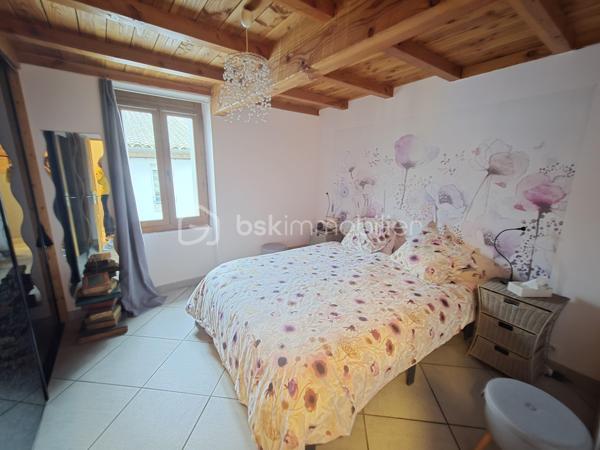 Ce duplex de caractère offre le confort d'une maison avec la praticité d'un grand et chaleureux appartement.
Une belle alchimie entre le charme de l'ancien et le confort d'aujourd'hui.Situé au dans un quartier très recherché, entre nature et centre ville.
Les travaux ont été réalisés en 2010, grâce à la collaboration de professionnels (architecte, artisans).
Situé au 3ème et 4ème étage, aucun voisin au-dessus.
Entièrement réagencé, reconstruit, rénové, isolé et décoré, daes sols à la toiture, travaux et matériaux de qualité, isolation +++
Il se compose d'un palier, d'une entrée, d'un grand espace à vivre lumineux donnant sur le balcon plein Sud et vue dégagée, cuisine équipée ouverte avec îlot central, et pour être davantage agréable un poêle à bois performant, 1 chambre, salle d'eau avec WC. De nombreux rangements et placards équipent chacune des pièces.
Au-dessus, accès par un escalier, 1 grande chambre avec coin bureau, sous-pente avec velux au-dessus, vue sur le séjour, salle d'eau + WC, rangements.
Chauffage et eau chaude : chaudière individuelle au gaz à condensation - plancher chauffant pour un confort thermique optimal, fenêtres double vitrage PVC.
Garage ou grande cave très bon état.
Commodités surplace : piscine, médiathèque, grandes surfaces, rivière, cinéma à min à pied, plus besoin de prendre la voiture.
Petite copropriété avec syndic bénévole, faibles charges 200 EUROS/AN environ. Aucun travaux envisagés.
Foncier 2025 - 979 euros.
 
Interphone
Une visite s'impose !