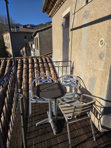 Ce duplex de caractère offre le confort d'une maison avec la praticité d'un grand et chaleureux appartement.
Une belle alchimie entre le charme de l'ancien et le confort d'aujourd'hui.Situé au dans un quartier très recherché, entre nature et centre ville.
Les travaux ont été réalisés en 2010, grâce à la collaboration de professionnels (architecte, artisans).
Situé au 3ème et 4ème étage, aucun voisin au-dessus.
Entièrement réagencé, reconstruit, rénové, isolé et décoré, daes sols à la toiture, travaux et matériaux de qualité, isolation +++
Il se compose d'un palier, d'une entrée, d'un grand espace à vivre lumineux donnant sur le balcon plein Sud et vue dégagée, cuisine équipée ouverte avec îlot central, et pour être davantage agréable un poêle à bois performant, 1 chambre, salle d'eau avec WC. De nombreux rangements et placards équipent chacune des pièces.
Au-dessus, accès par un escalier, 1 grande chambre avec coin bureau, sous-pente avec velux au-dessus, vue sur le séjour, salle d'eau + WC, rangements.
Chauffage et eau chaude : chaudière individuelle au gaz à condensation - plancher chauffant pour un confort thermique optimal, fenêtres double vitrage PVC.
Garage ou grande cave très bon état.
Commodités surplace : piscine, médiathèque, grandes surfaces, rivière, cinéma à min à pied, plus besoin de prendre la voiture.
Petite copropriété avec syndic bénévole, faibles charges 200 EUROS/AN environ. Aucun travaux envisagés.
Foncier 2025 - 979 euros.
 
Interphone
Une visite s'impose !