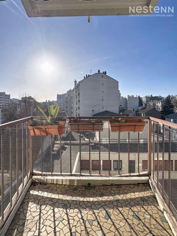 Bourg-la-Reine Coeur de ville, rue piétonne Appartement de charme avec balcon plein Sud, cave.