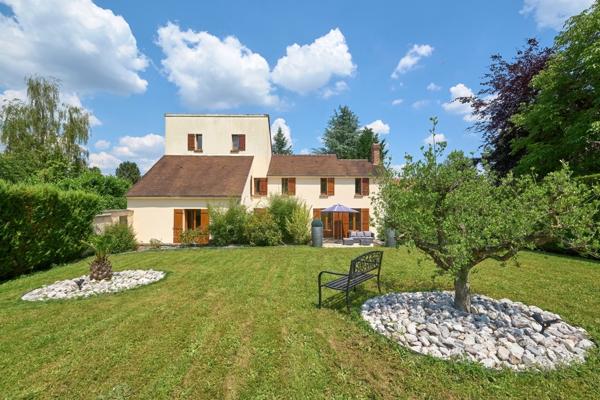 Grande maison de caractère avec grand jardin arboré