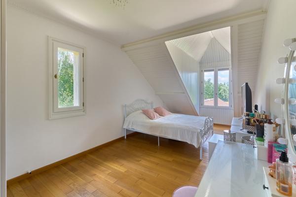 Grande maison de caractère avec grand jardin arboré