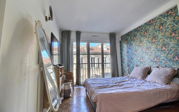 Appartement à vendre    3 pièces • 77 m2 Marseille 5