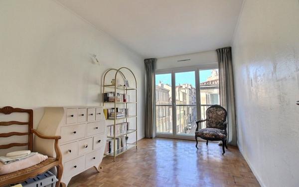 Appartement à vendre    3 pièces • 77 m2 Marseille 5