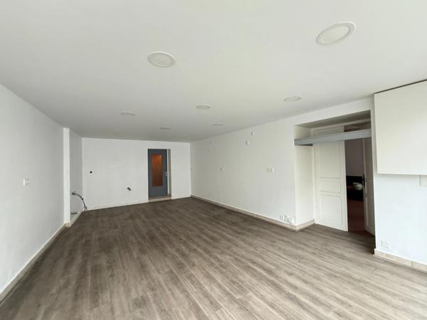 Maison de ville de 157m² avec potentiel local professionnel et dépendances, jardin 90 950 €