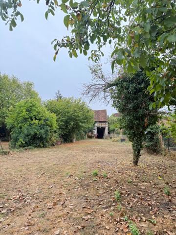 Maison de ville de 157m² avec potentiel local professionnel et dépendances, jardin 90 950 €