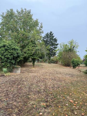 Maison de ville de 157m² avec potentiel local professionnel et dépendances, jardin 90 950 €