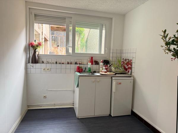 Maison de ville de 157m² avec potentiel local professionnel et dépendances, jardin 90 950 €