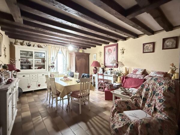 Maison de ville de 157m² avec potentiel local professionnel et dépendances, jardin 90 950 €