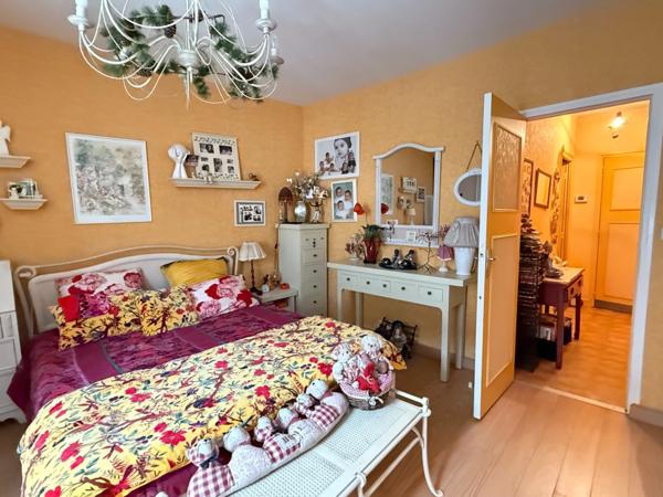 Maison de ville de 157m² avec potentiel local professionnel et dépendances, jardin 90 950 €