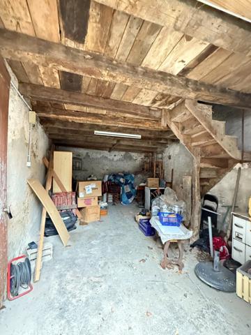 Maison de ville de 157m² avec potentiel local professionnel et dépendances, jardin 90 950 €