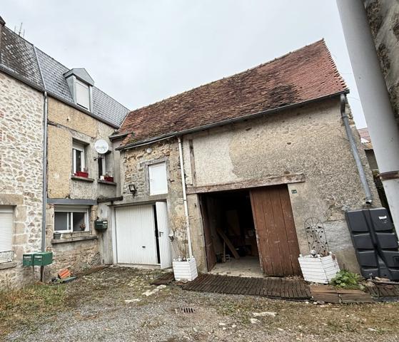 Maison de ville de 157m² avec potentiel local professionnel et dépendances, jardin 90 950 €