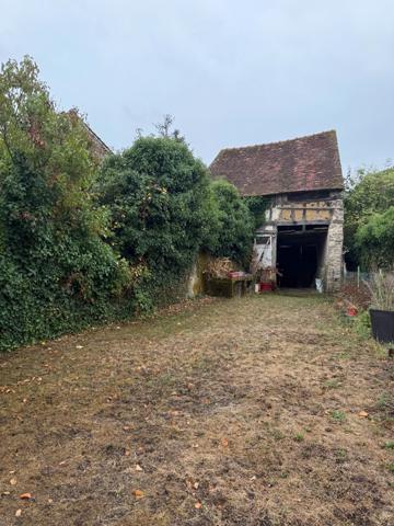 Maison de ville de 157m² avec potentiel local professionnel et dépendances, jardin 90 950 €