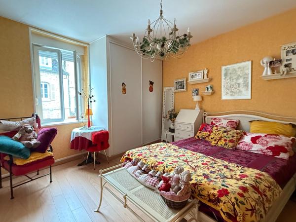 Maison de ville de 157m² avec potentiel local professionnel et dépendances, jardin 90 950 €