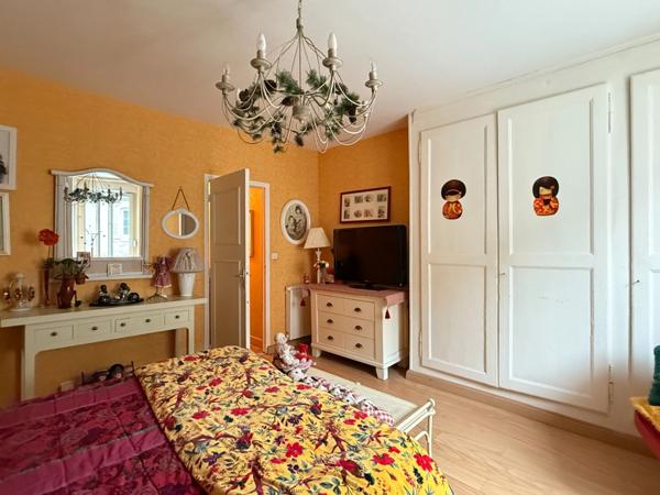 Maison de ville de 157m² avec potentiel local professionnel et dépendances, jardin 90 950 €