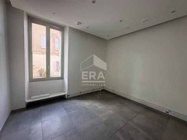 A VENDRE 83470 SAINT MAXIMIN LA SAINTE BAUME IMMEUBLE SUR DEUX ETAGES 145 M² AVEC ASCENCEUR DEUX CAVES
