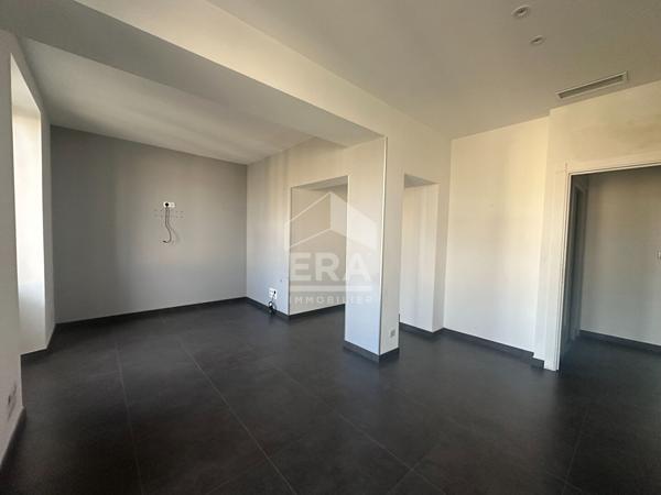 A VENDRE 83470 SAINT MAXIMIN LA SAINTE BAUME IMMEUBLE SUR DEUX ETAGES 145 M² AVEC ASCENCEUR DEUX CAVES