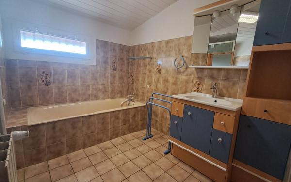 Maison à louer    6 pièces •  Urt