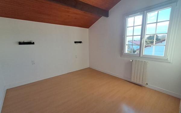 Maison à louer    6 pièces •  Urt